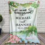Flitterwochen mit Swans und Blume Fleecedecke<br><div class="desc">Herrliche Hochzeitsdecke für die Neuvermählten. Das Design bietet eine wunderschöne Lagune mit Schwänen und Weibchen und eine üppige Landschaft mit Blume, die mit einem niedlichen, trendigen Drehbuch-Schriftart, der "Auf unseren Flitterwochen" steht, einhergeht. Das ist ein großartiges Geschenk für den neuen Herrn und Frau oder für Sie selbst, wenn Sie der...</div>