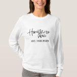 Flitterwochen-Schwingungensskript-Texthochzeit T-Shirt<br><div class="desc">Flitterwochen-Schwingungensentwurf. Moderne Skripttexthandbriefgestaltung,  zum Ihrer Flitterwochen besonders speziell zu machen. Die perfekte Geschenkhochzeit für Sie bald,  zum verheirateter Freund oder gerade eine Leckerei für selbst zu sein. Teil einer Sammlung.</div>