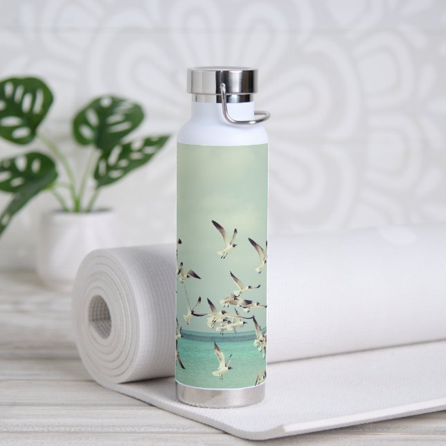 Flock von fliegenden Möwen über den Ozean. Trinkflasche (Yoga)