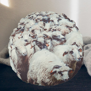 Flock von weißen und schwarzen Schafen Rundes Kissen