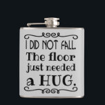 Floor Hug Funny Flachmann<br><div class="desc">Eine lustige Flasche,  um diese unangenehmen Stürze zu erklären. Macht ein großartiges Geschenk. Sie können die graue Hintergrundfarbe in eine andere Farbe ändern,  indem Sie die Schaltfläche "Anpassen" auswählen und eine andere Hintergrundfarbe auswählen. Die helleren Farben funktionieren am besten mit dem schwarzen Textbild.</div>