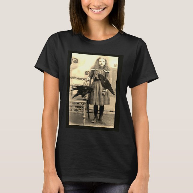 Flora and her Pet Ravens T-Shirt (Vorderseite)