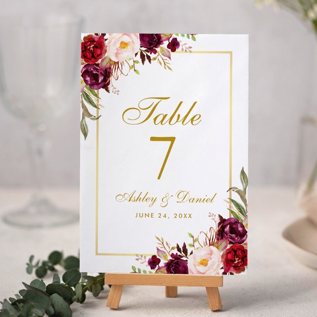 Flora-Burgundy-Goldhochzeit Tischnummer (Burgundy Floral and Gold Table Number Card.)