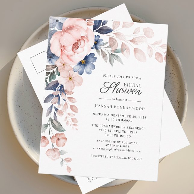 Flora-farbenes Script Rosa Brautparty Einladungspostkarte (Pink Floral Chic Bridal Shower Invitation)