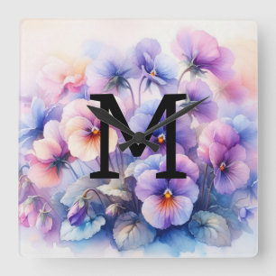 Floral Aquarell Monogramm lila Stiefmütterchen Quadratische Wanduhr