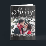 Floral & Berries Chalkboard Frohe Weihnachtsfeier  Feiertagskarte<br><div class="desc">Die elegante Weihnachtskarte des Fotos besticht durch weiße Akzente von Poinsettias, Kiefernhäuten und Kiefernästen mit Touchs roter Beeren, die alle auf einem Chalkboard-Hintergrund zu sehen sind. Holen Sie sich "oohs and aahs" von Familie und Freunden in dieser Weihnachtszeit, wenn Sie einen einzigartigen und trendigen Gruß von DoodleLulu bis zum 2....</div>