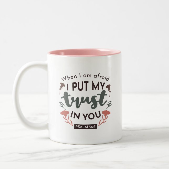 Floral Bible Verse Art 'I put my trust in you' Zweifarbige Tasse (Links)