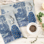 Floral Birds English Garden Toile Blue und White Geschirrtuch<br><div class="desc">Dieses wunderschöne Collage Design entstand aus einer großen Auswahl an Vintagen Kunstwerken in Delft Blau und Weiß. Es besteht aus Schicht auf Schicht von Schrift Handschrift Ephemera,  Töpferei,  Aquarell botanische Illustrationen von Vögeln,  Blume und Blattwerk und mehr. Grafisch entworfen von Audrey Jeanne Roberts,  international lizenzierter Künstlerin und Designer,  Copyright.</div>