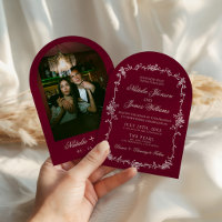 Floral Burgunder Old Money Bogenfoto Hochzeit
