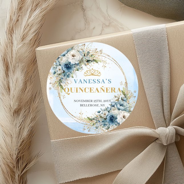 Floral Dusty Blue Gold Greenery Quinceañera Sticke Runder Aufkleber (Floral Dusty Blue Gold Greenery Quinceañera Sticker)
