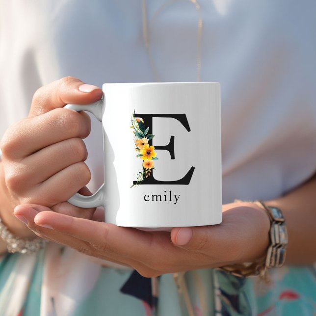 Floral-E-Monogramm-Tasse mit bearbeitbarem Namen Kaffeetasse (Floral E Monogram Mug with Editable Name. Yellow, Orange & Greenery Watercolor Flowers.)