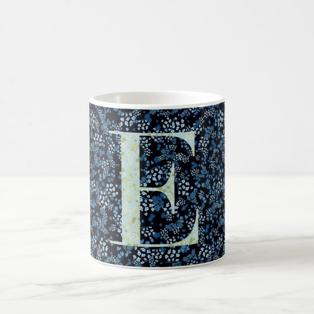 Floral Elegant Class E Monogram blau mit einer Phr Kaffeetasse (Mittel)