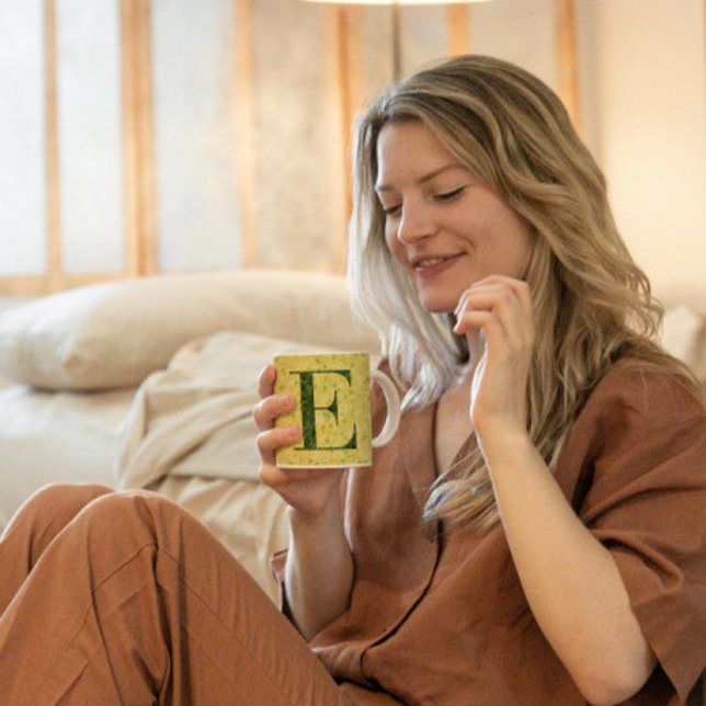 Floral Elegant Monogramm E gelb mit einer Phrase Kaffeetasse (Von Creator hochgeladen)