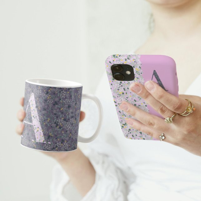 Floral Elegantes Monogramm der Klasse A lila Kaffeetasse (Von Creator hochgeladen)