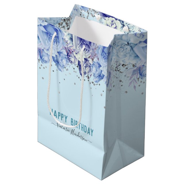 Floral Glitzer Light Blue Happy Birthday Mittlere Geschenktüte (Vorderseite Schrägansicht)
