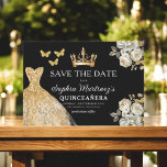 Floral Gold Save the Date Geburtstag Quinceanera<br><div class="desc">Erzählen Sie Ihren besonderen Tag mit der Floral Gold Save the Date Quinceañera Karte. Dieses elegante Design besticht durch luxuriöse goldene Blumenakzente, die Eleganz und Charme ausstrahlen. Das Hotel ist ideal, um den Ton für Ihre kommende Quinceañera zu bestimmen, und vereint Save the Date eine Touch von regaler Schönheit mit...</div>