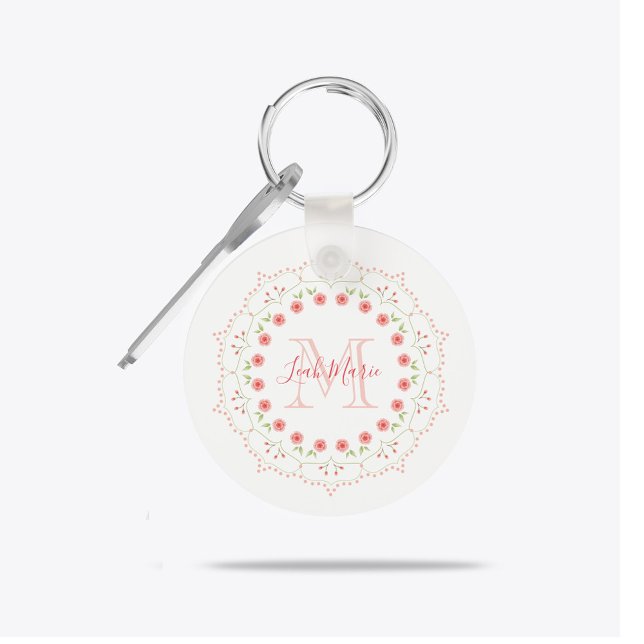 Floral Initial Monogram Pink Mandala Personalisier Schlüsselanhänger (Peach floral wreath monogram keychain with blush flowers and custom initial name design.)