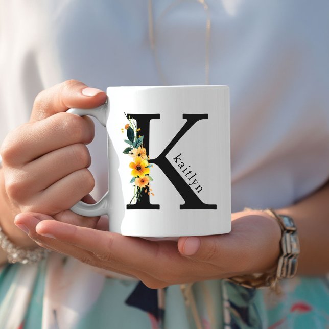 Floral-K-Monogramm-Tasse mit bearbeitbarem Namen Kaffeetasse (Floral K Monogram Mug with Editable Name. Yellow, Orange & Greenery Watercolor Flowers.)