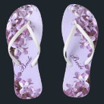 Floral Lilac Blume Hochzeit Bridal Flip Flops<br><div class="desc">Lilacs sind das Thema dieser eleganten Braut-Hochzeitskippen mit rosa und lila lila Blume auf einem lila Hintergrund. Der Text kann für Ihren besondere Anlass angepasst werden.</div>