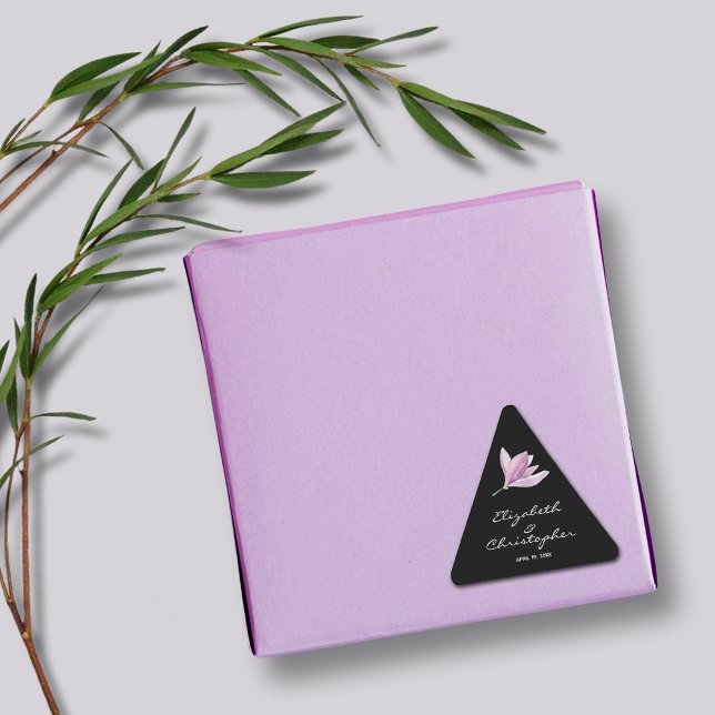 Floral Magnolia auf schwarz Dreieckiger Aufkleber (Magnolia Floral Wedding Favor Black Triangle Stickers)