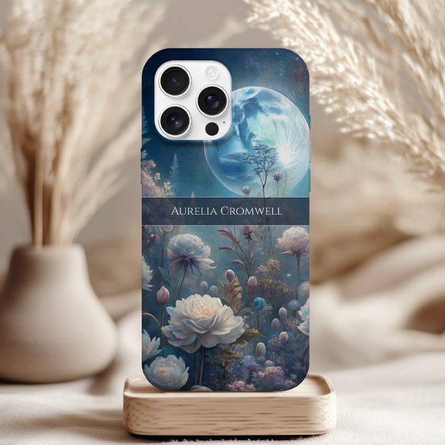 Floral Moon Magic Design mit Individuelle Name Case-Mate iPhone Hülle (Floral Moon Magic Design withc Custom Name Case-Mate iPhone Case on a table with boho decor)
