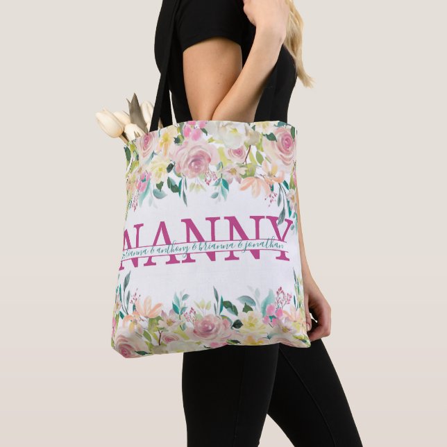 Floral Nanny spaltete Monogramm mit Enkelnamen (Von Nahem)