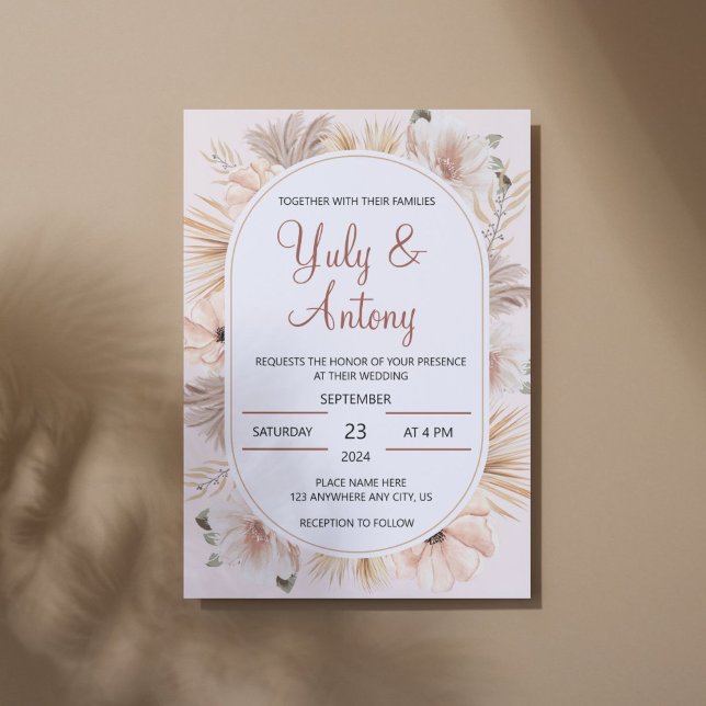 Floral Natural Boho Beige Modern Einladung (Boho floral wedding invitation featuring a rustic pampas grass and botanical greenery frame.)