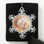 Floral Personalisiert Daughter Son Grandchild Foto Schneeflocken Zinn-Ornament<br><div class="desc">Feiern Sie die Familienfreude während der Ferienzeit mit unserem Floral Personalisierten Tochter Son Grandchild Foto Snowflake Weihnachtsschmuck. Dieses wunderschön gestaltete Ornament besticht durch ein elegantes Schneeflockendesign, das mit floralen Akzenten geschmückt ist und somit eine perfekte Ergänzung zu Ihrem Weihnachtsbaum darstellt. Passen Sie es mit einem hochgeschätzten Foto Ihres Kindes und...</div>