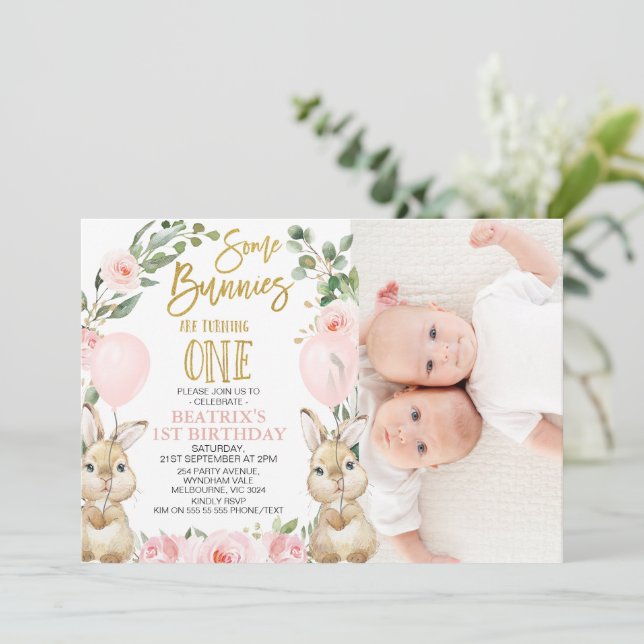 Floral Pink Girl Twins Einige Bunnies 1. Geburtsta Einladung (Stehend Vorderseite)