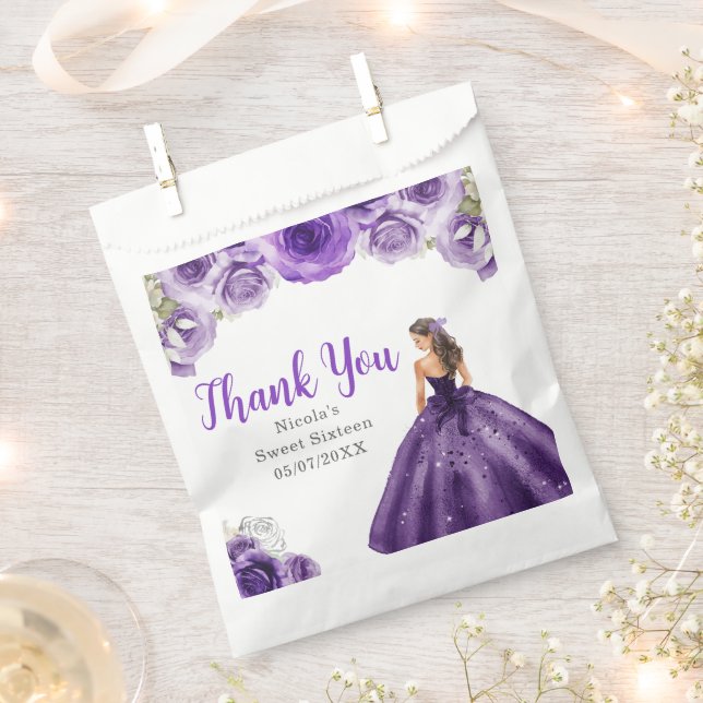 Floral Princess in Dark Purple Dress Sweet Sixteen Geschenktütchen (Ausgeschnitten)