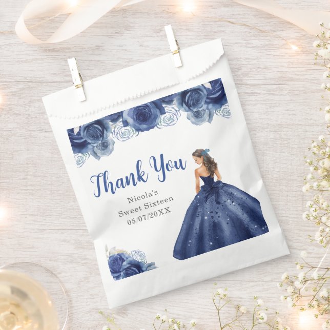 Floral Princess in Navy Blue Dress Sweet Sixteen Geschenktütchen (Ausgeschnitten)