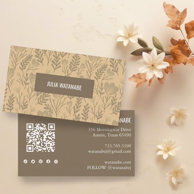 Floral QR Code Social Media Icons Neutral Chic Visitenkarte (Neutral floral pattern on this custom business card with QR code and social media icons
)