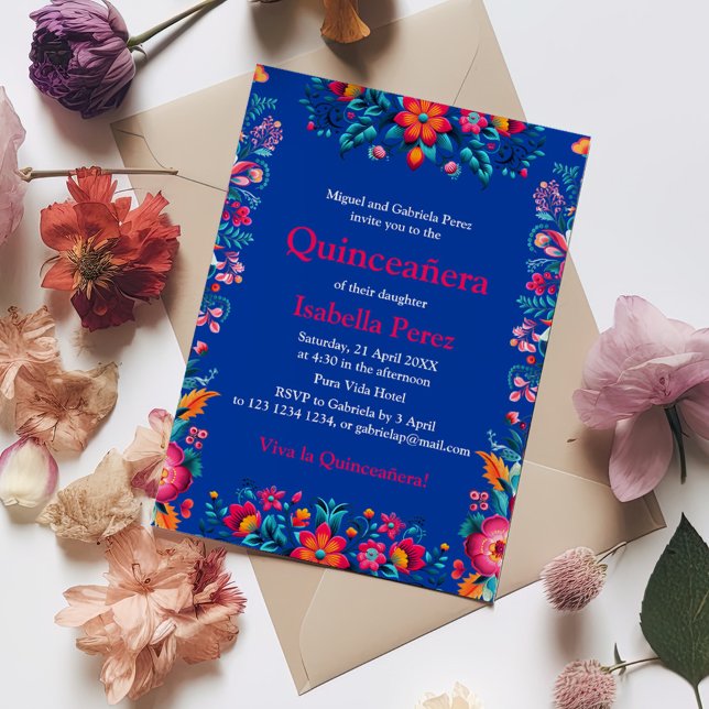 Floral Quinceanera Blue Mexican Fiesta Geburtstag Einladung (Floral Quinceanera Blue Mexican Fiesta Birthday Invitation on a table with colorful flowers.)
