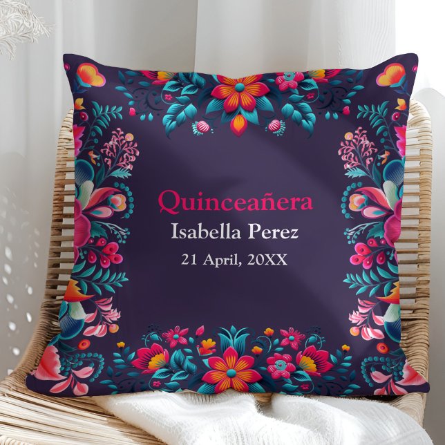 Floral Quinceanera Lila mexikanische Fiesta Geburt Kissen (Floral Quinceanera Purple Mexican Fiesta Birthday Throw Pillow on a sunny rattan chair.)