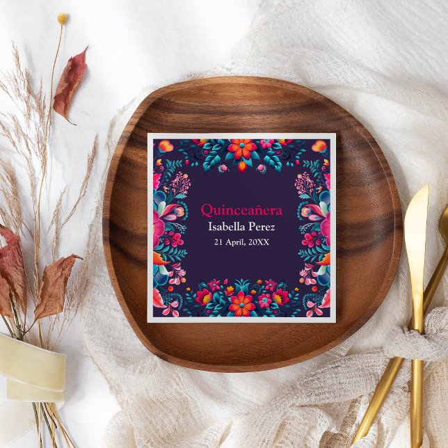 Floral Quinceanera Lila mexikanische Fiesta Geburt Serviette (Floral Quinceanera Purple Mexican Fiesta Birthday Napkins on a table with flowers.)