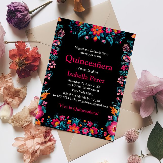 Floral Quinceanera Schwarz Mexican Fiesta Geburtst Einladung (Floral Quinceanera Black Mexican Fiesta Birthday Invitation on a table with colorful flowers.)