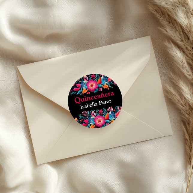 Floral Quinceanera Schwarze Mexikanische Fiesta Runder Aufkleber (Floral Quinceanera Black Mexican Fiesta Classic Round Sticker on an elegant envelope.)