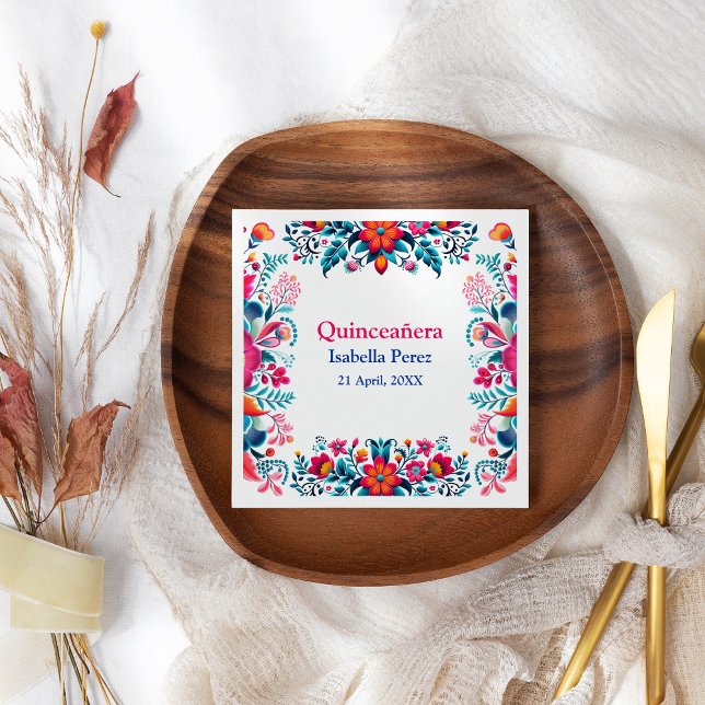 Floral Quinceanera Weiße mexikanische Fiesta Gebur Serviette (Floral Quinceanera White Mexican Fiesta Birthday Napkins on a boho wedding table.)