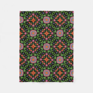 Floral Rangoli Muster auf schwarzem Fleece Blanket
