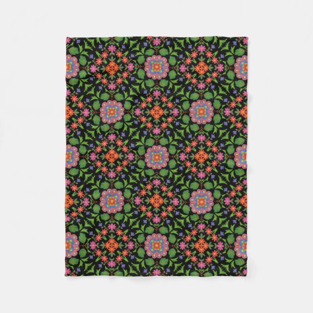 Floral Rangoli Muster auf schwarzem Fleece Blanket (Vorderseite)