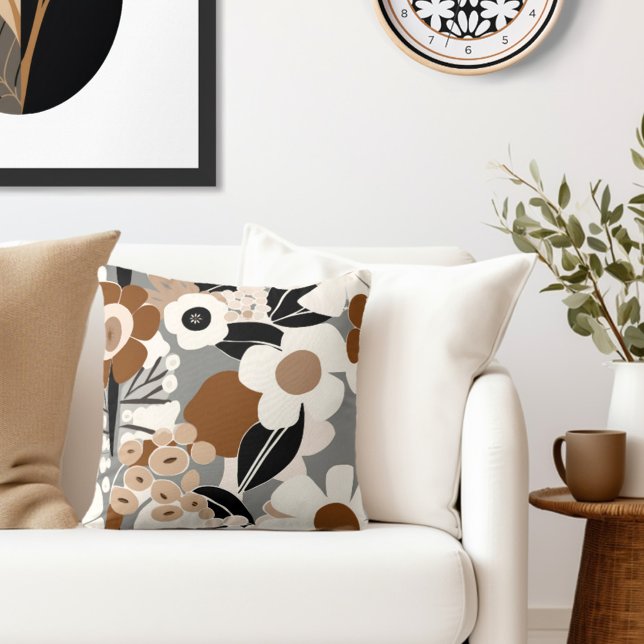 Floral Retro Mitte Jahrhundert Moderne Kissen (Add a touch of retro floral elegance to your living space with our Wild on Flowers throw pillow. )