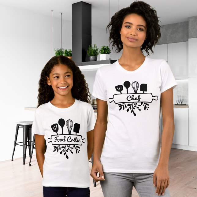 Floral Rolling Button Food Critic Mama and Daughte T-Shirt (Von Creator hochgeladen)