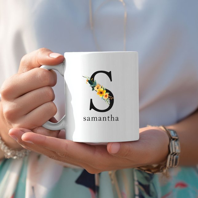 Floral-S-Monogramm-Tasse mit bearbeitbarem Namen Kaffeetasse (Floral S Monogram Mug with Editable Name. Yellow, Orange & Greenery Watercolor Flowers.)