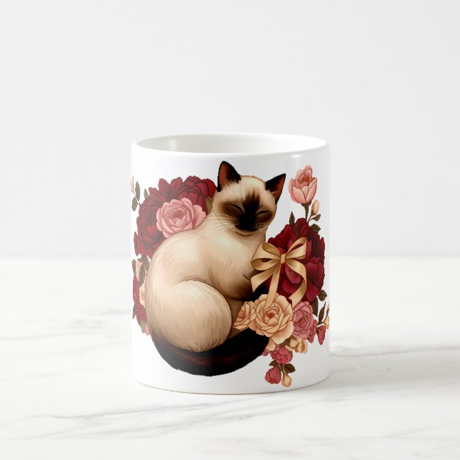Floral Serenity: Curled Siamese Cat in Bloom Kaffeetasse (Mittel)