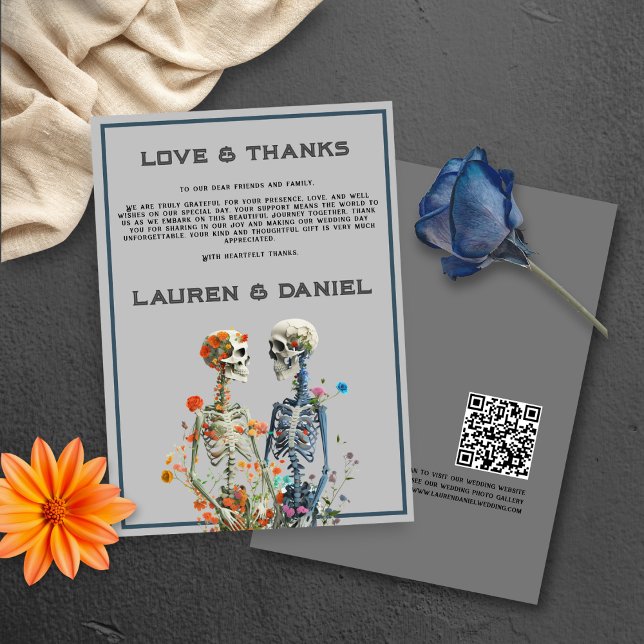 Floral Skeleton Lovers QR Code Hochzeit Dankeskarte (Floral Thanks Front and Back view)