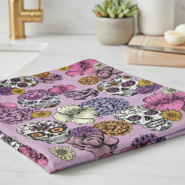 Floral Sugar Skulls Dia de los Muertos Geschirrtuch (Lilac Floral Sugar Skulls Dia de los Muertos Kitchen Towels. Mexican Skull, Flower Halloween Pattern)