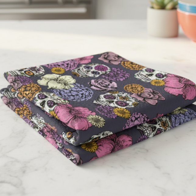 Floral Sugar Skulls Dia de los Muertos Geschirrtuch (Gray Floral Sugar Skulls Dia de los Muertos Kitchen Towels. Mexican Skull & Flower Halloween Pattern)