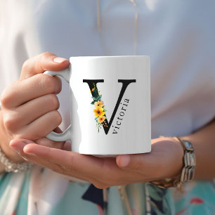 Floral V Monogramm-Tasse mit bearbeitbarem Namen Kaffeetasse