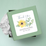 Floral Wasserfarbe Gelbe Sonnenblume Gefallen Aufk Quadratischer Aufkleber<br><div class="desc">Florale Aquarellfarben bevorzugen Aufkleber! Dieses botanische Design ist mit einer gelben Sonnenblume umgeben von einem Grün von Eukalyptus-Blätter in meiner originalen handgemalten Aquarellkunst mit "DANK YOU" in a trendige handgeschriebene Typografie. Verwenden Sie die einfachen Vorlagenfelder, um benutzerdefinierte Informationen hinzuzufügen. Eine niedliche aber süße Wahl, um Ihre Gastgeschenke Hochzeiten, Brautparty- oder...</div>