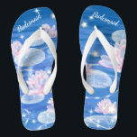 Floral Wasserlilie Blue White Wedding Bridesmaid F Flip Flops<br><div class="desc">Dieses wunderschöne Flip-Flops-Paar mit blühender Wasserlilie und glitzernden Sternen auf blauem Hintergrund mit Wasserwellen ist ein unvergessliches Geschenk für Hochzeitsfeier-Mitglieder: Braut, Brautmädchen, Brautmutter, Trauzeugin... Sie fügen Ihrem Hochzeitstag, Junggeselinnen-Abschied oder anderen Feierlichkeiten eine stilvolle Glamour hinzu. Strich Anpassen Sie es mit Ihrer Formulierung durch die Vorlagenfelder. Wenn Sie gewollt haben, um...</div>